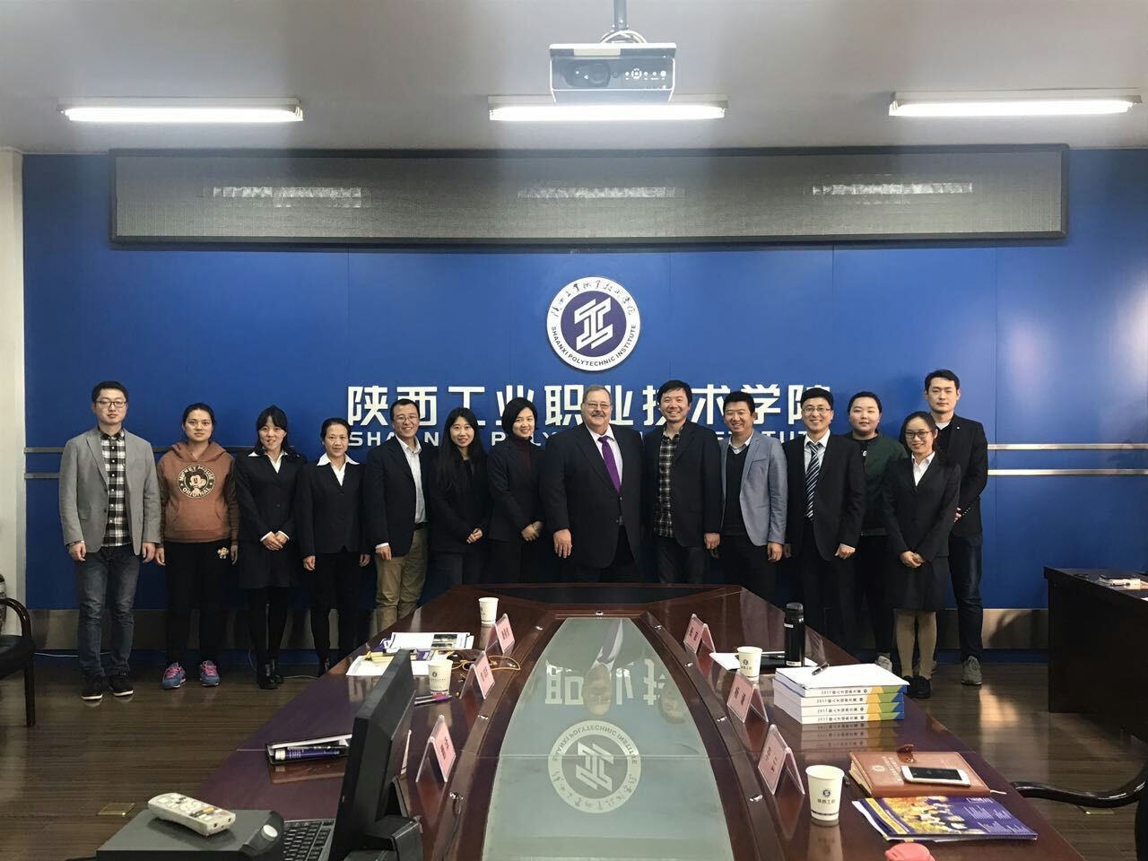 我院教师与雷•迪茨博士合影留念